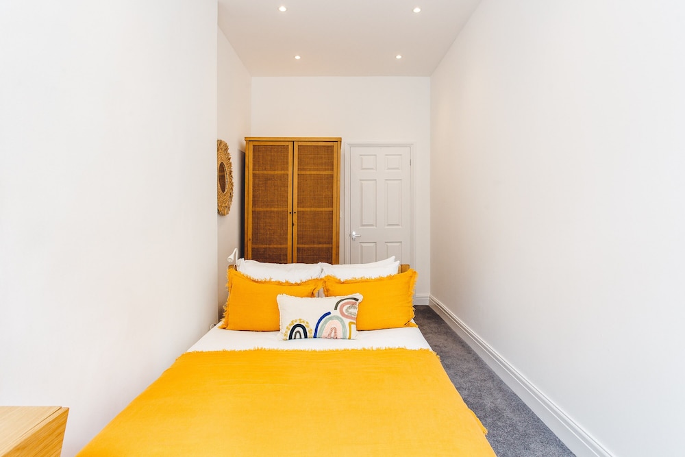 2 Bed Apartment Right on Trafalgar Square