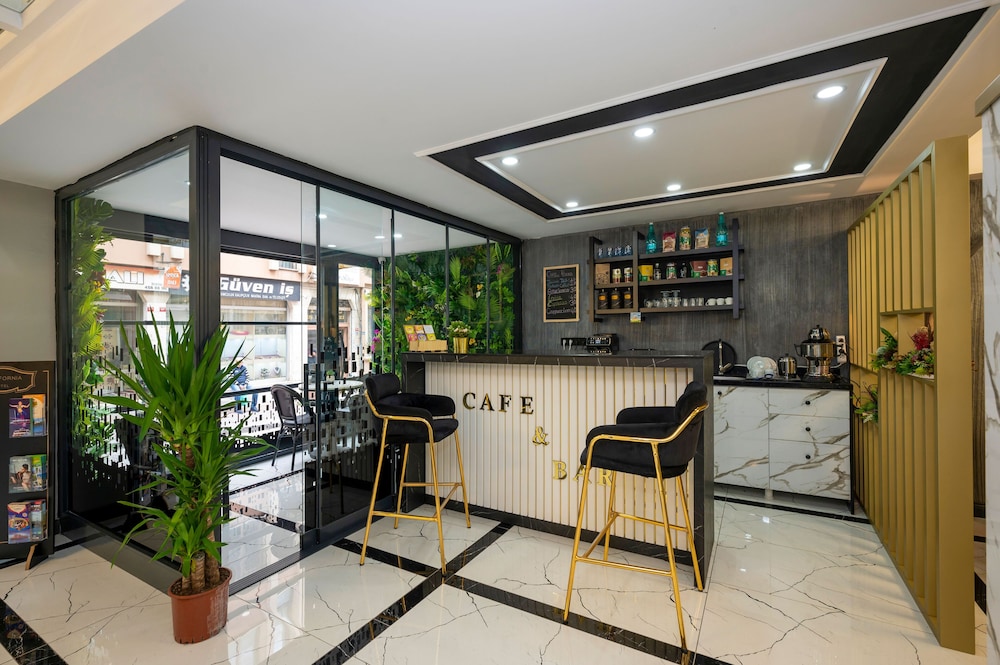 California Otel - Image 10