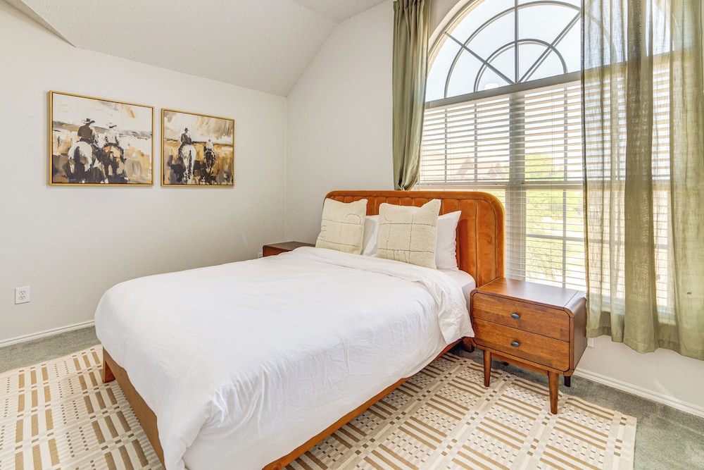 Game Room, Hot Tub & Pool! Grand Prairie Getaway