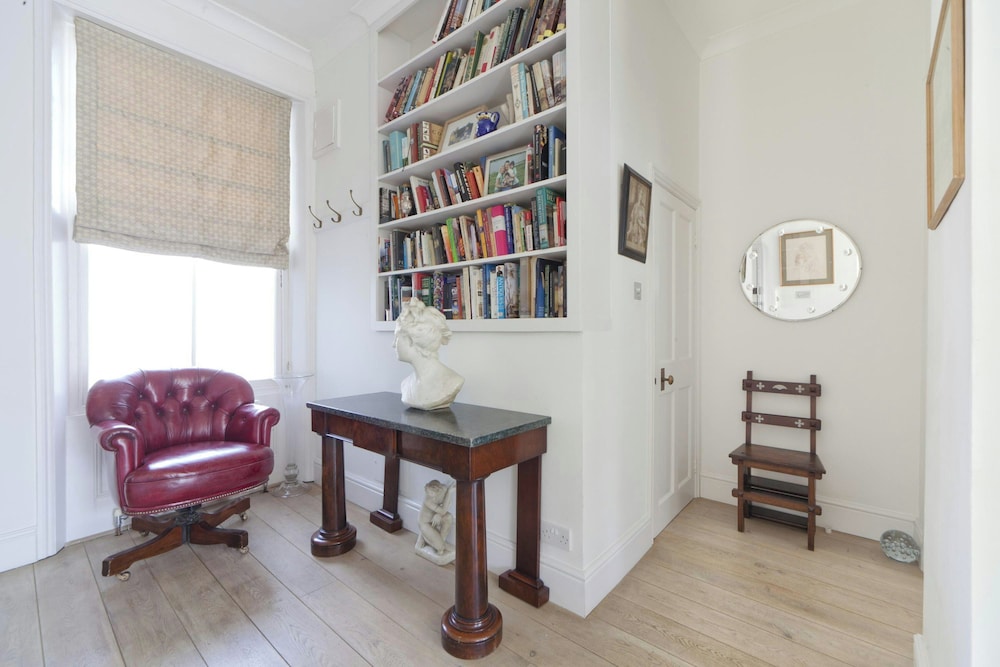 Bassett Road IV by Onefinestay