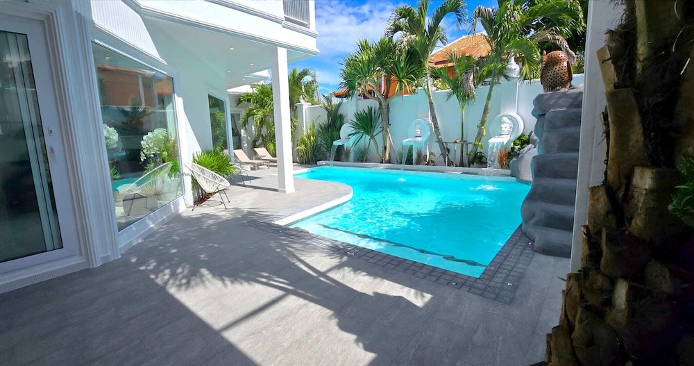 LUMALAND Luxury Pool Villa Pattaya Walking Street
