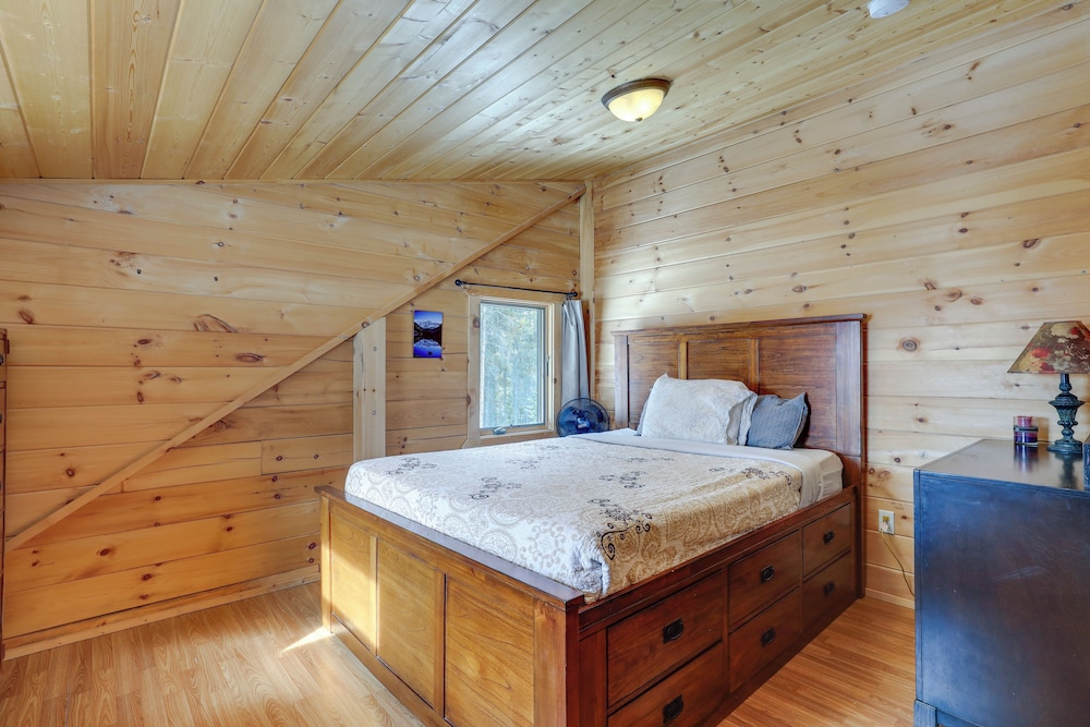 2 Mi to Skiing: Casper Cabin w/ Mtn Views!