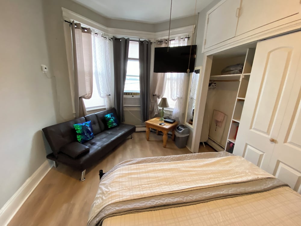 Charming 2 Bedrooms apt One Step to NYC