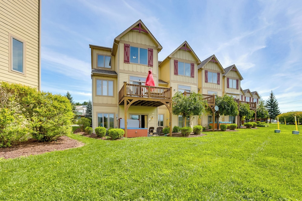 < Half-mi to Lake: Townhome w/ Hot Tub in Mchenry!