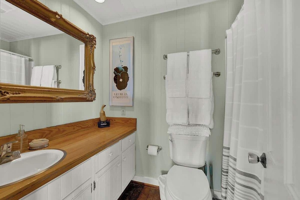 Fountain Suite-stay Right on Historic Main Street in the Heart of Fredericksburg