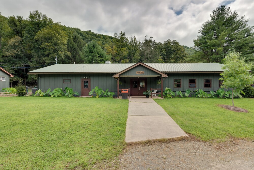 Hillsgrove Creekside Cabin: Close to Hiking