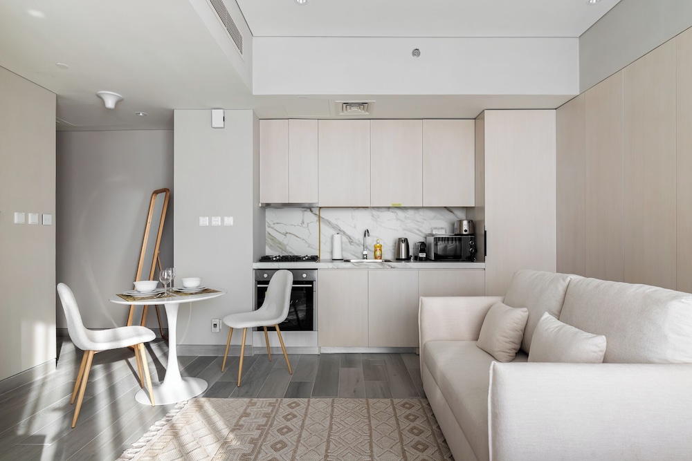 SIMPLY COMFORT  Bright Apartments Steps from Marina Walk