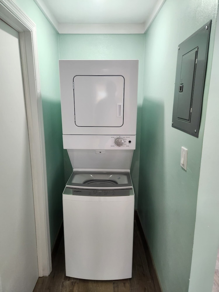 By The Bay - Brand New Apartment, Steps To The Sea, Walk To Town 1 Bedroom Apts