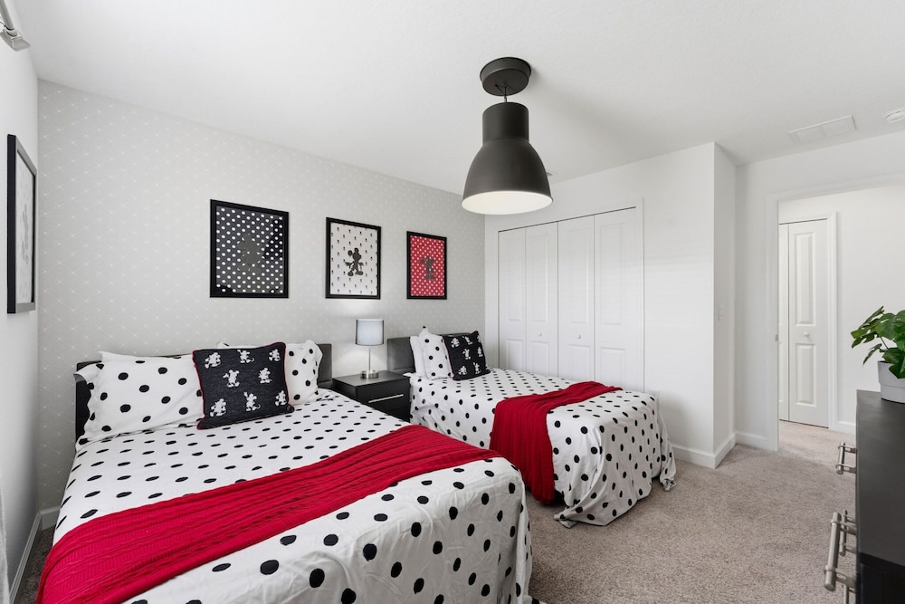 Chic 4BR Disney Retreat With Pool Mickey Rooms