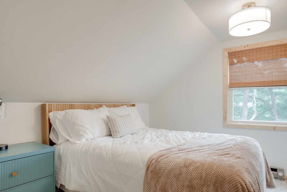 Snowmobile Trail On-site: Cozy Post Lake Retreat