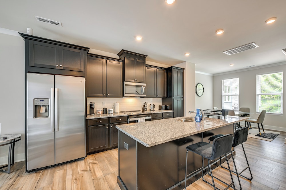 2 Mi to Dtwn Charlotte: Unit w/ Rooftop Deck!