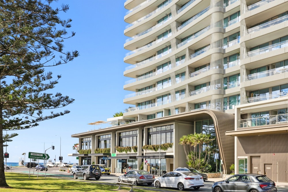 Beachfront 1-bed Flat With Pool & Gym Access