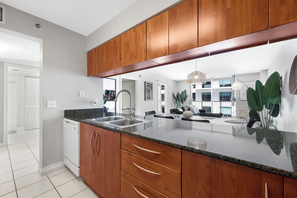 Sky High 31st Floor Condo W Parking