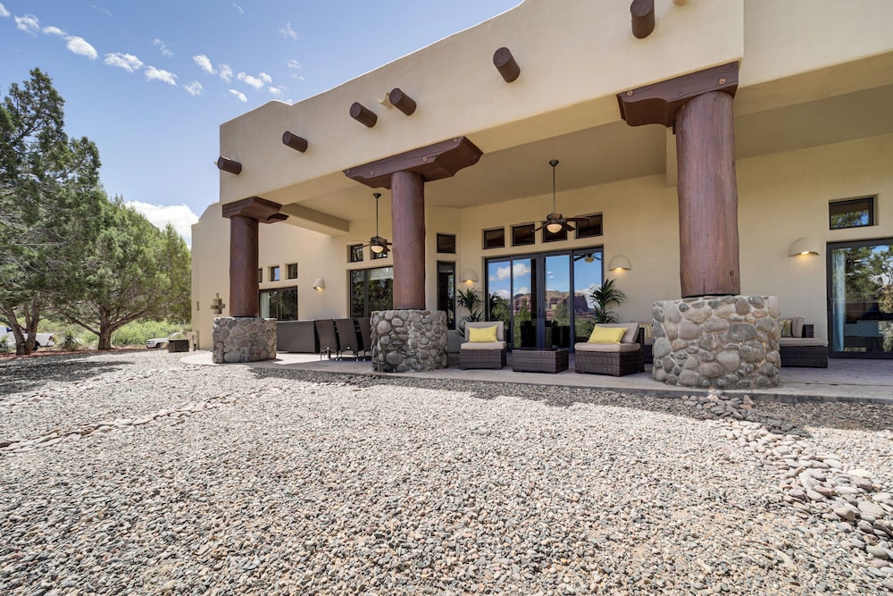Hot Tub & Red Rock Views: Secluded Sedona Escape!