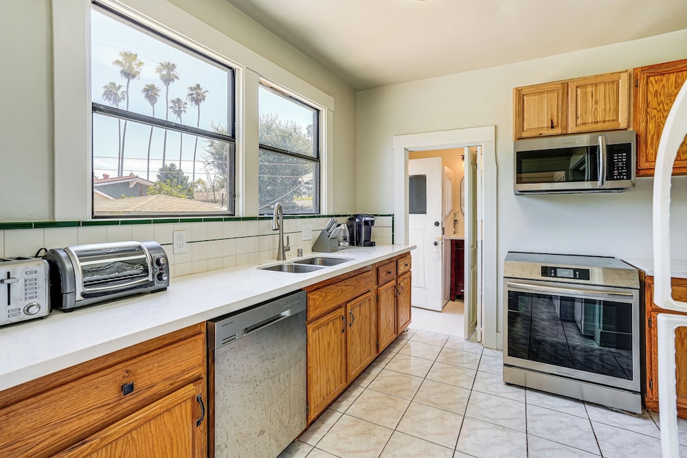 Stroll to SF Bay Beaches! Cozy Home in Alameda