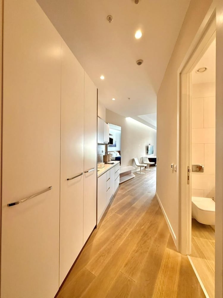Condo Studio Plaza