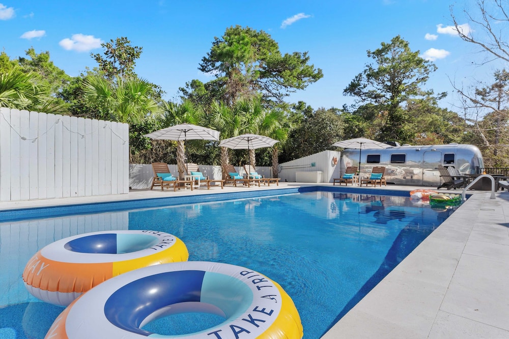 30A Florida Flashback by Avantstay Private Pool, Golf Cart, 3 Mins to Beach!