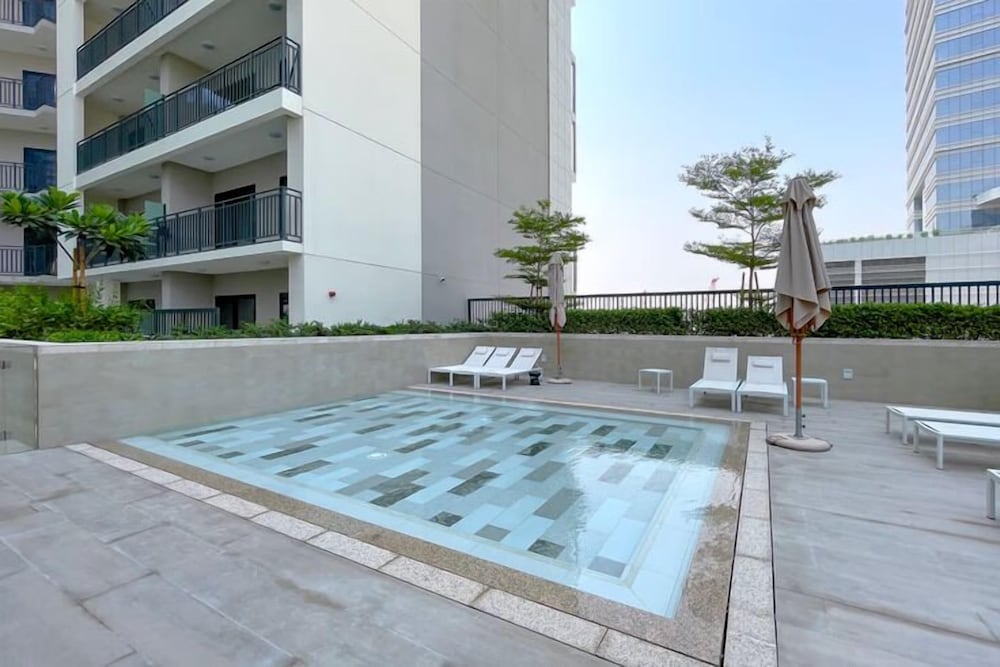 Keyrock Living - 1BR with Lake View