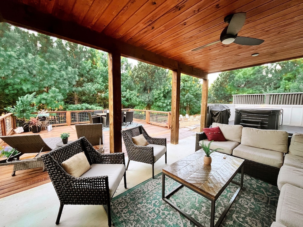 Sugarberry Farm Farmhouse! Firepit, Porch Swing