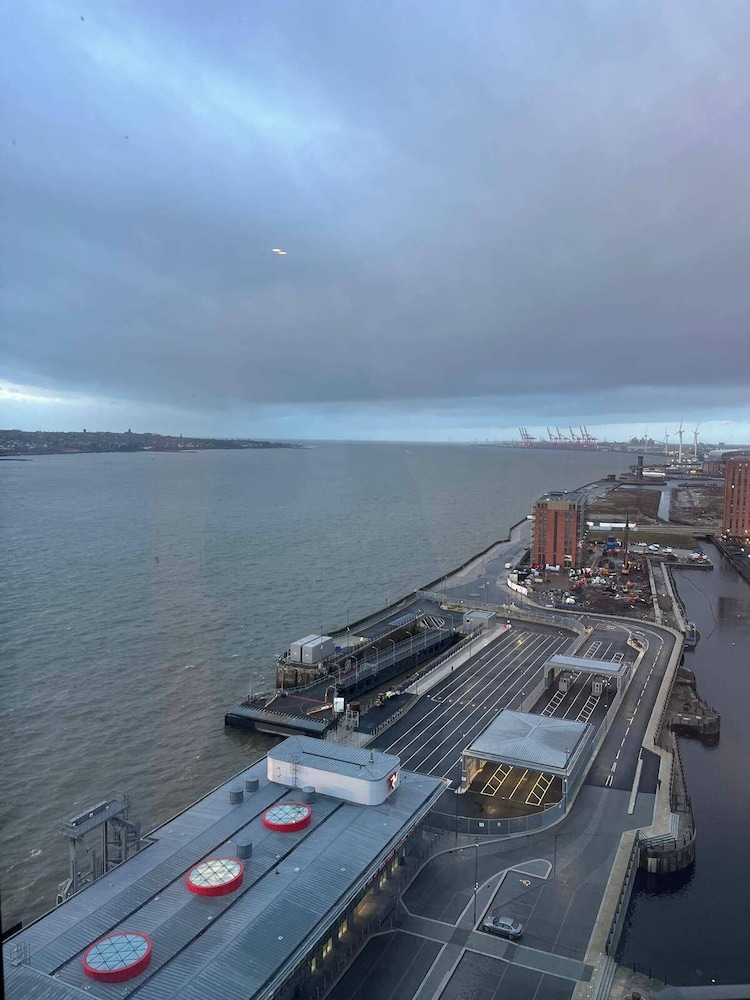 Apartmentsleeps5-city-tv-wifi-seaview