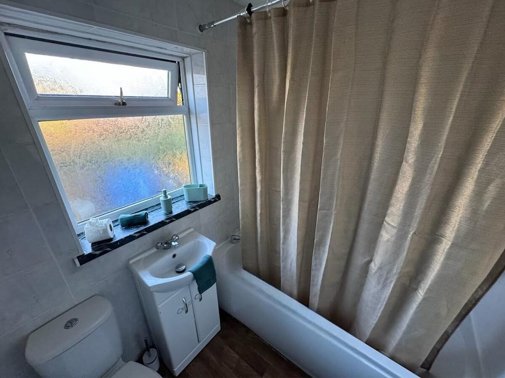 Ashford Blissful Retreat Modern 3-bed House