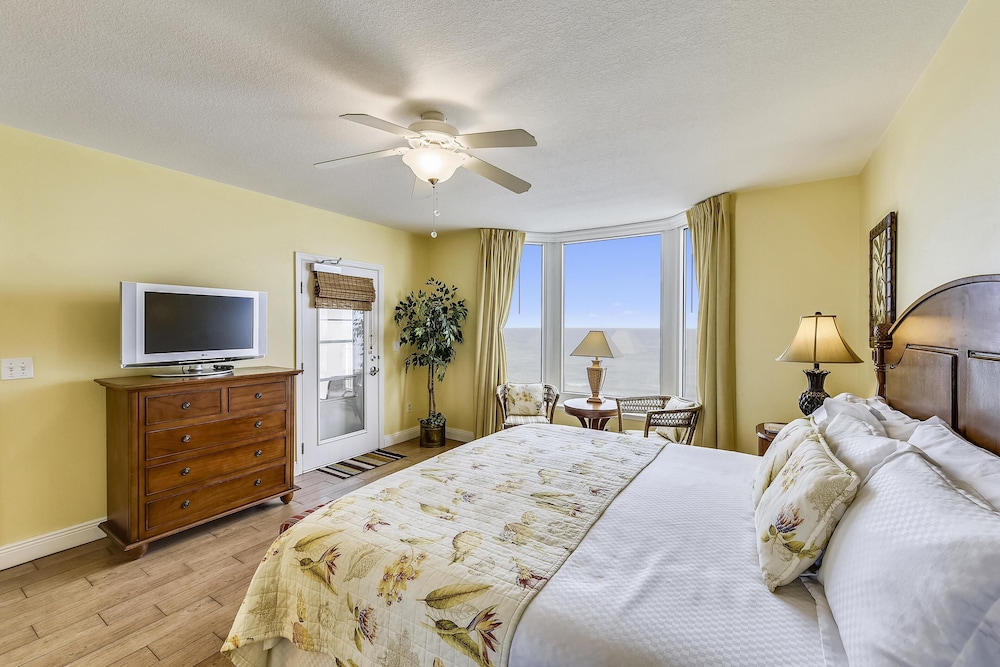 Emerald Beach by Book That Condo view 4