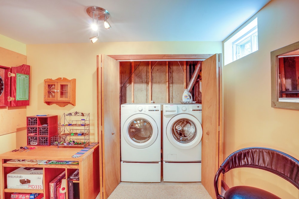 Game Room, Hot Tub! Year-round Dover Retreat