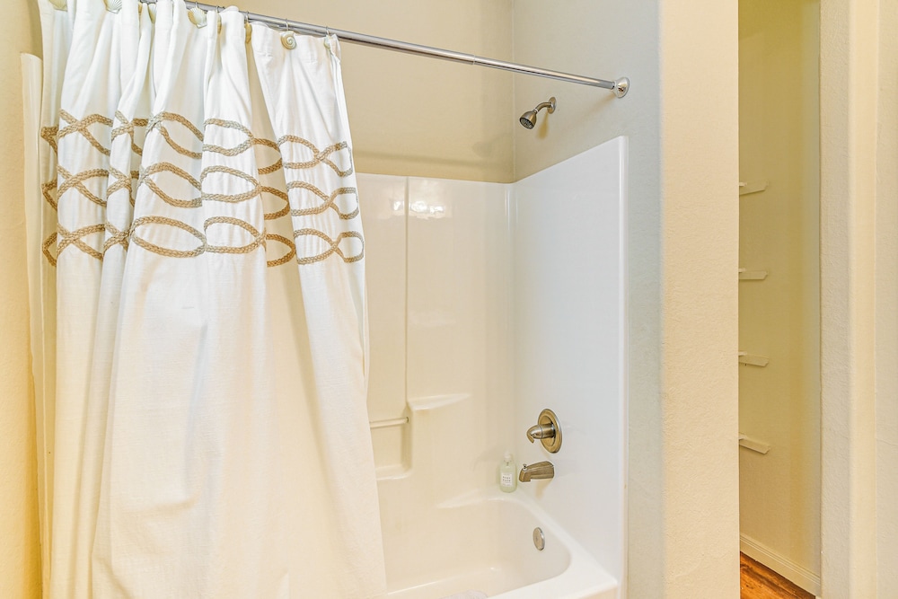 Half-mi to Galveston Strand: Charming Home w/ Yard