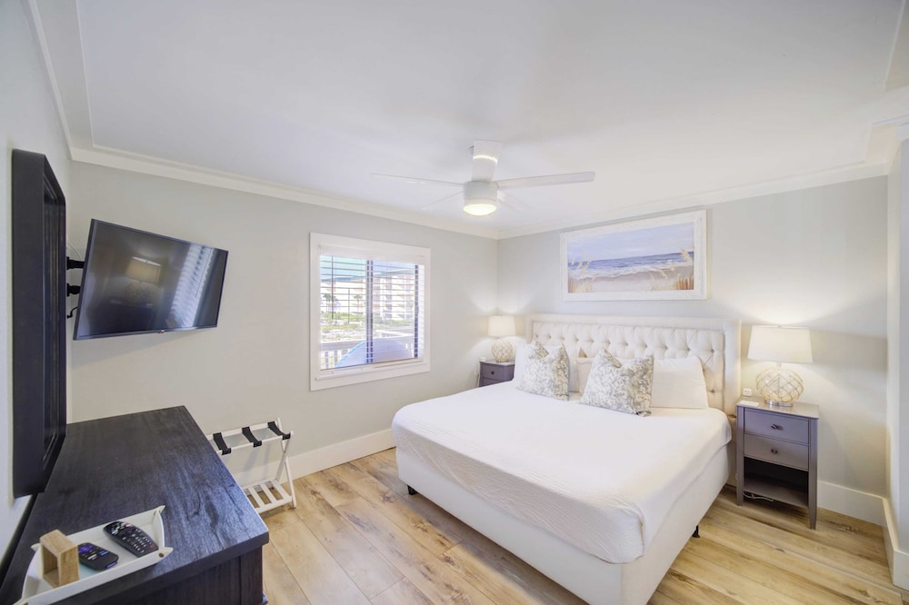 2 Condos, Steps to the Beach Pool+hot Tub, Balcony Lounge Triton & Sea Haven