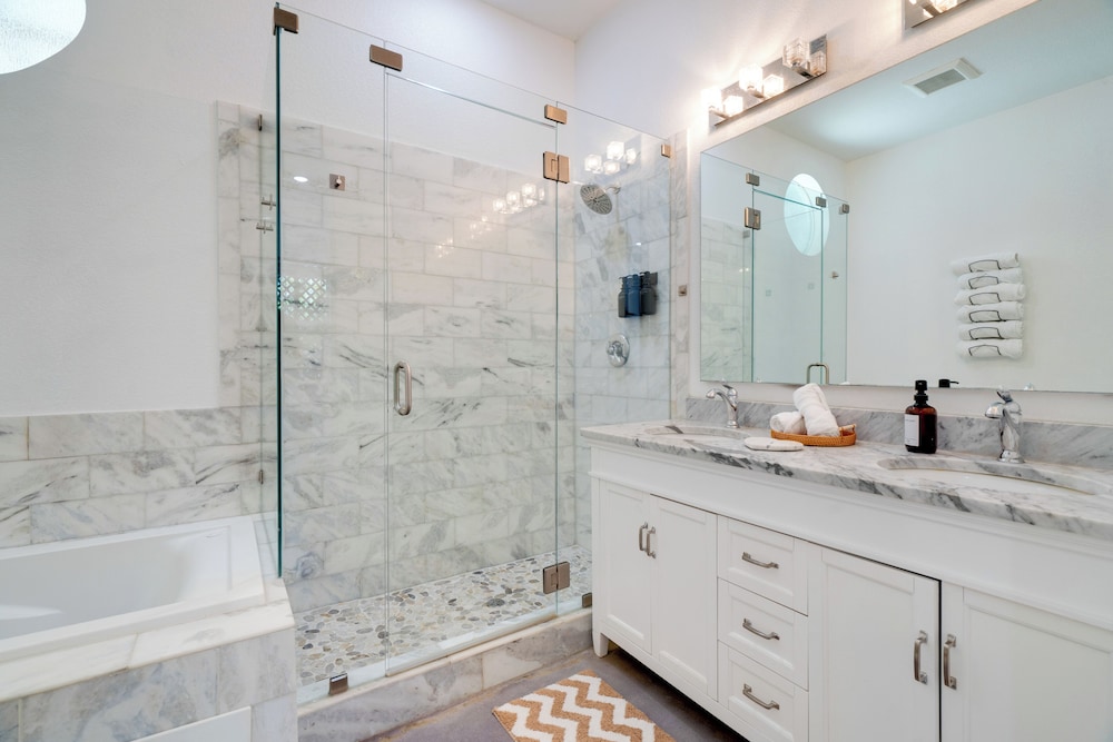 Near Lake Travis & Marina: Modern Austin Getaway!