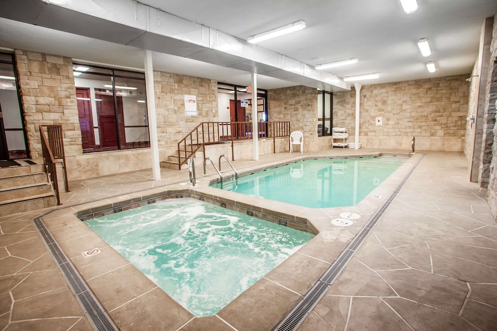 Sedalia Vacations - Econo Lodge Truman Inn - Property Image 12