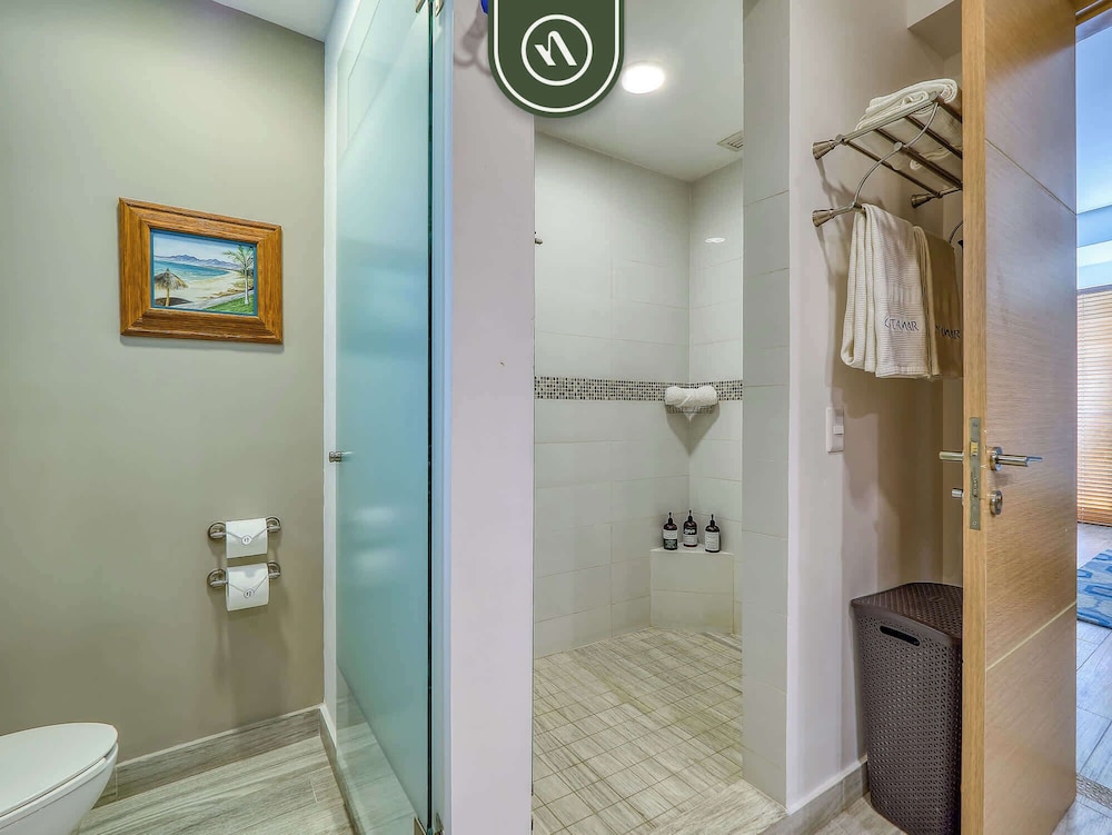 Luxury 4 BR Condo - Private Beachfront Deck With Pool