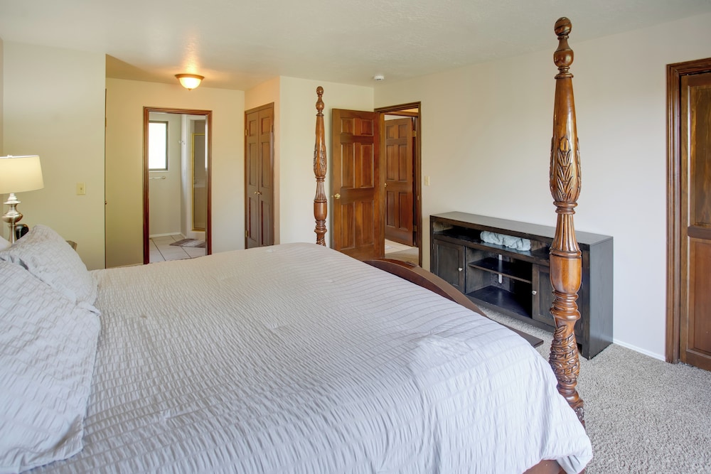Hike, Golf, Ski & More: Family Home in South Weber