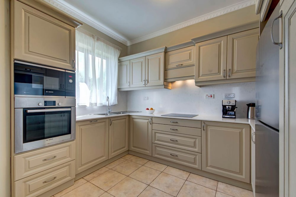 Villa Gardenia - 5 Bedroom Holiday Villa With Pool