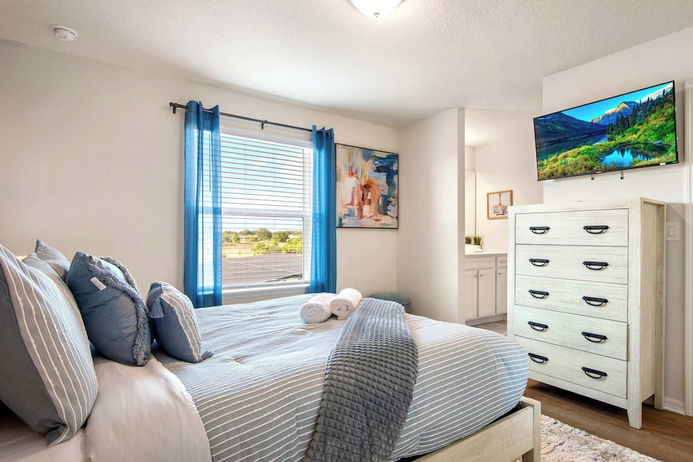 Bright & Spacious 7BR Pool Villa w/ Game Loft New Windsor Cay Resort Near Disney