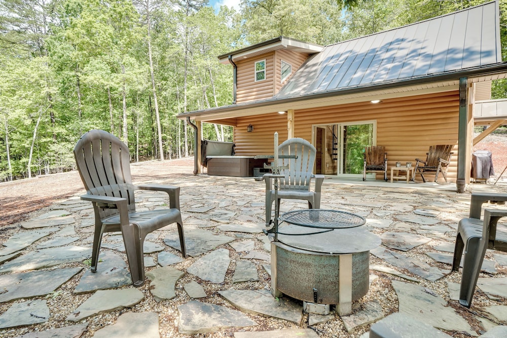 Sip, Hike & Explore: Sleek Retreat in Cleveland!