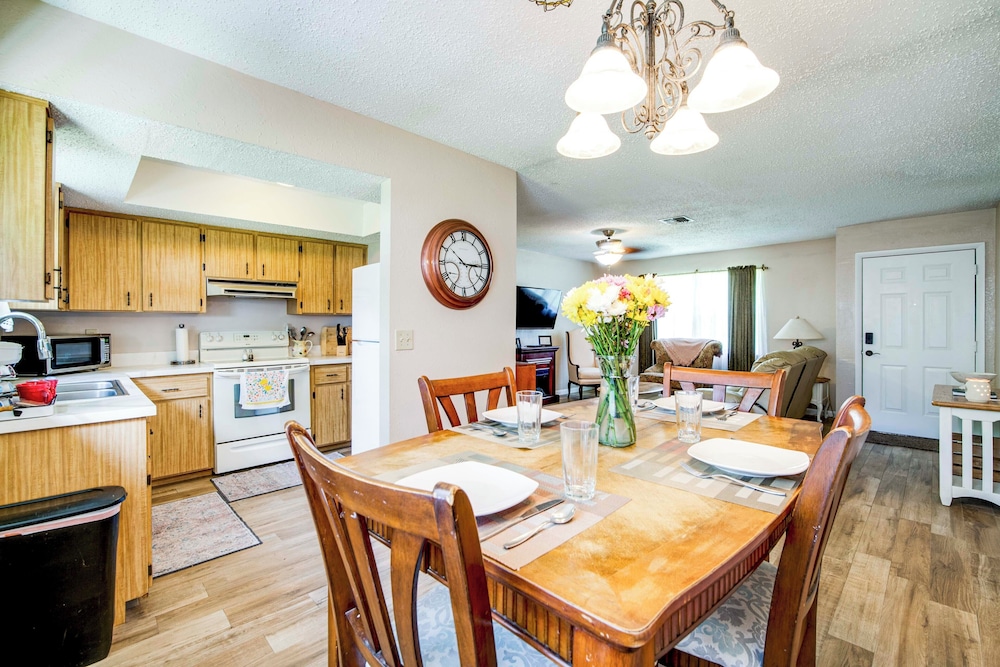 Explore Weeki Wachee Springs: Pet-friendly Home