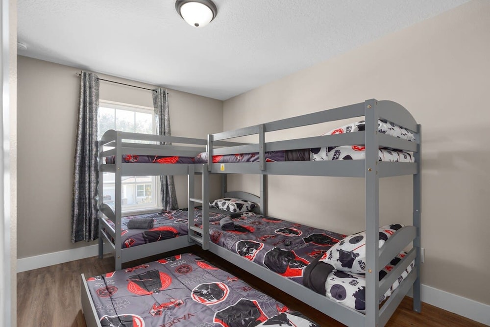 Super Cool- Sleeps 17 Newly Built Near Parks