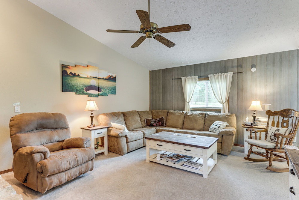 Holiday Island Family Home on 13th Green!