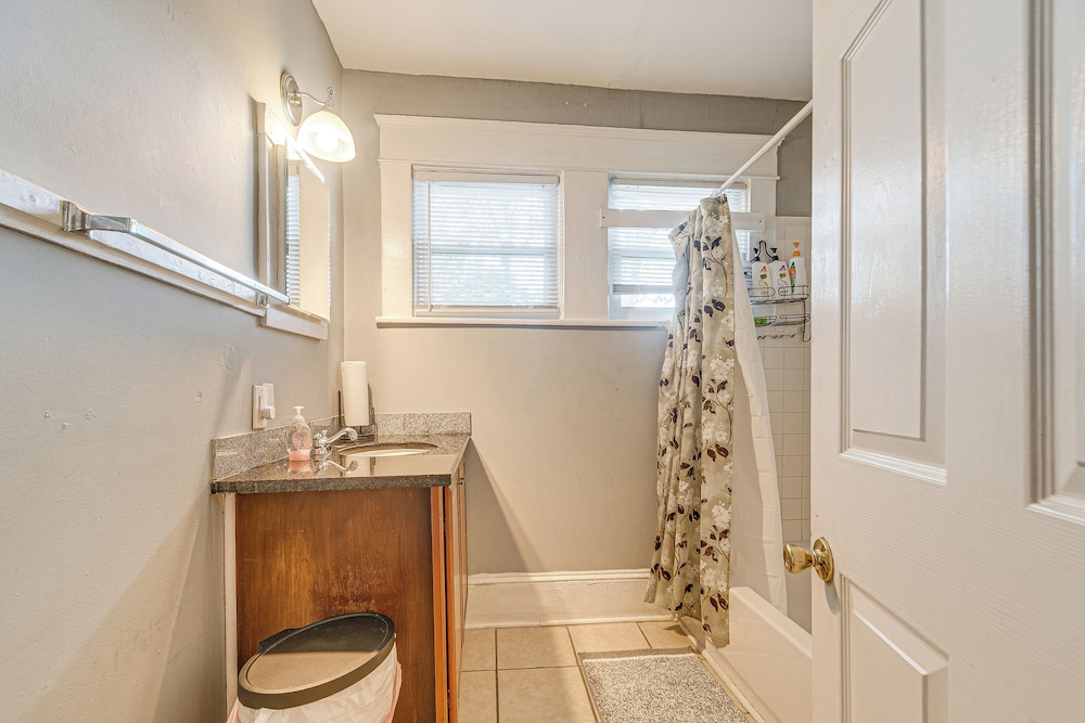 Family Retreat w/ Yard < 1 Mi to Dtwn Durham!