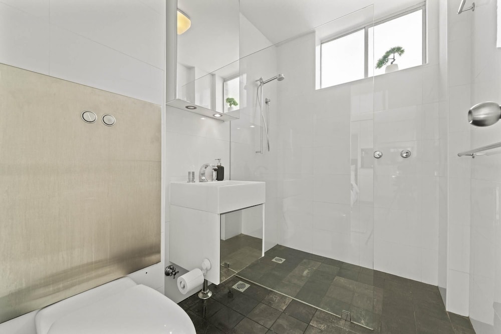 Potts Point Vacations - Modern Potts Point Studio - Property Image 2