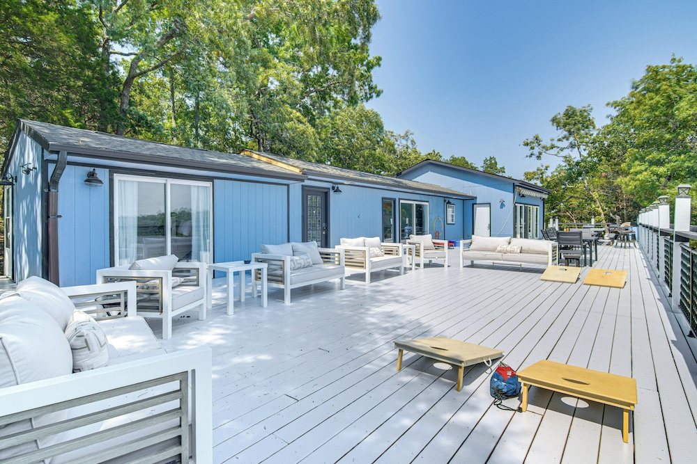 Lake View & Game Room on 3 1/2 Acres, Near Marina