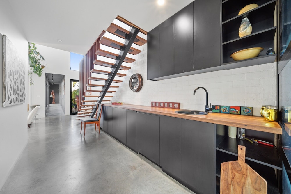 Luxurious 2-bed: Pool, Lift, Dining