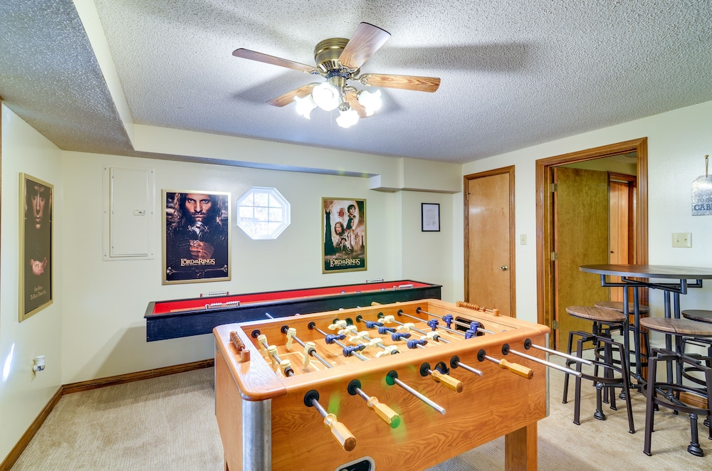 Burnside Resort Cabin w/ Hot Tub & Outdoor Spots!