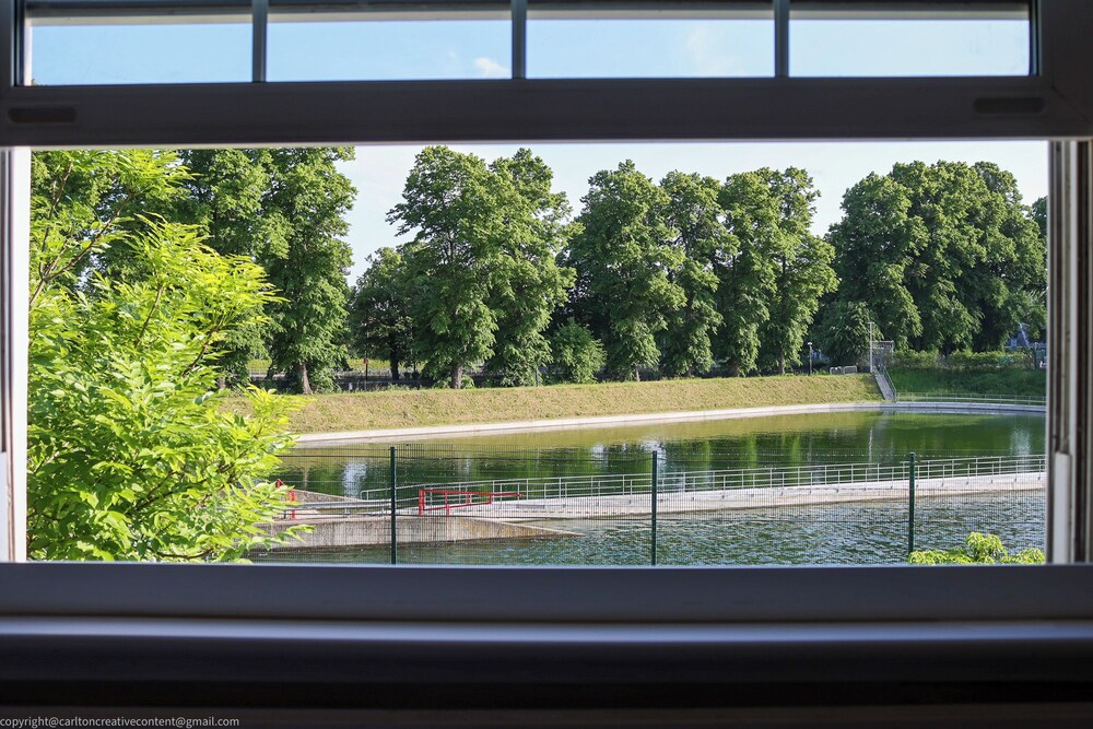 Cozy 4-bed Cottage Garden Walk to River Thames view 3