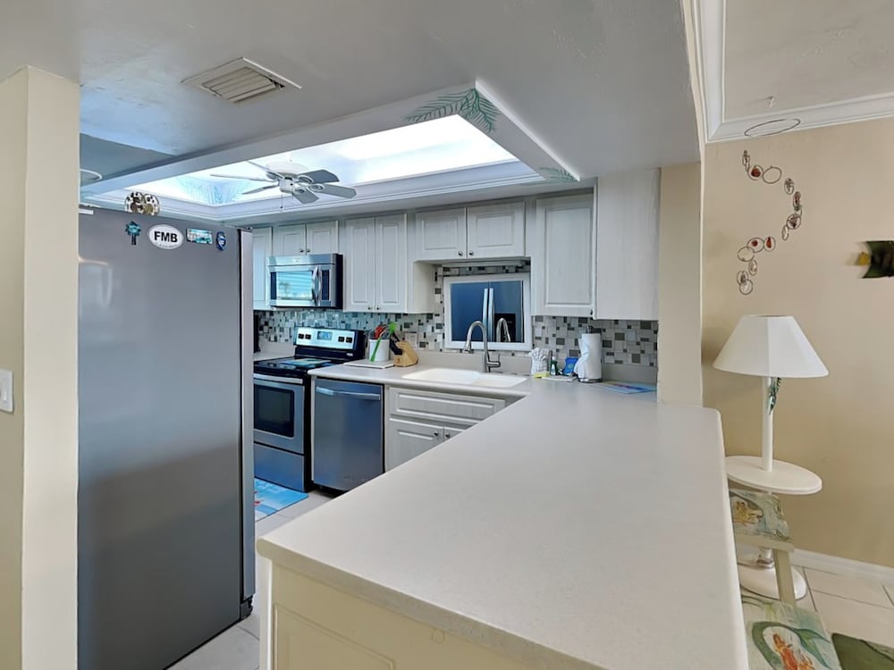 Sun Caper 208 by Distinctive Beach Rentals