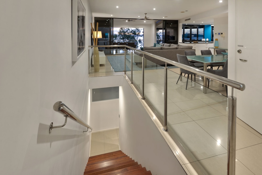 Villa 2 The Edge Oceanfront Deluxe 4 Bedroom Near Marina With Golf Buggy
