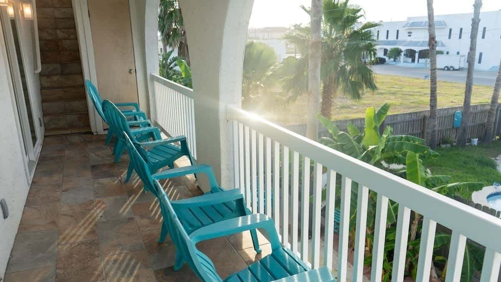 Fun Retro Island Vibe Sleeps 17 Beach 1 Block 4 Bedroom Home