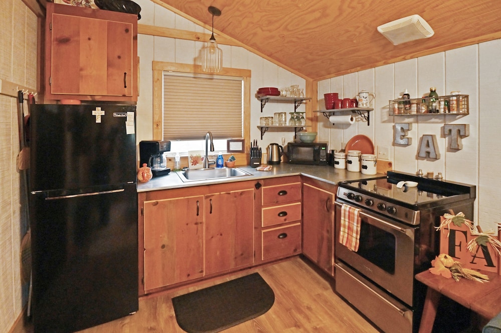 Outlaw Love 1 Bedroom Cabin by Redawning view 4