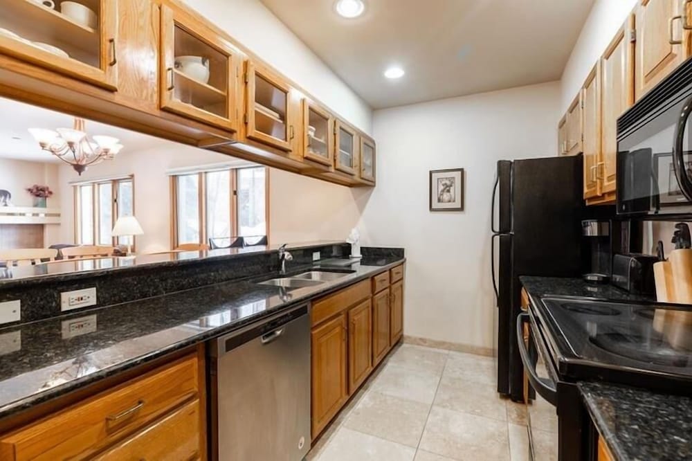 Townsend Place Condo with Ski-In Ski-Out Access by RedAwning - Property Image 3